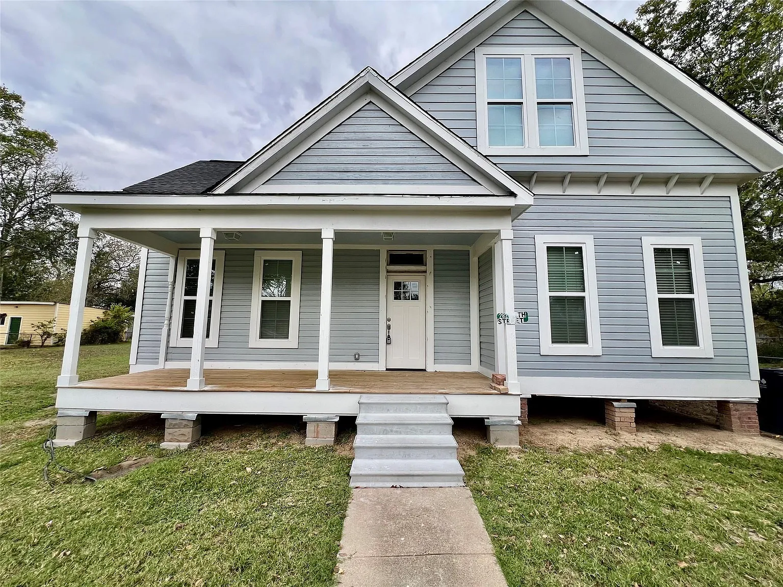 3 bed, 2.0 bath, 1779 sqft, $1,900 — Photo 1