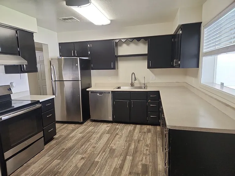 2918 W Missouri Ave — Photo 5