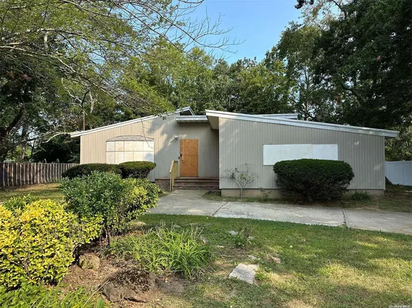 9 Holt Street, Amityville, NY 11701