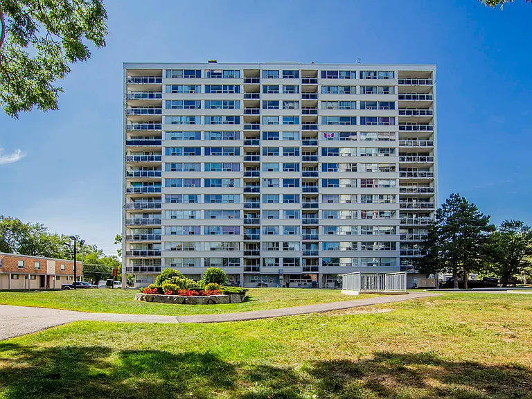 199 Queen Mary Dr — Photo 12