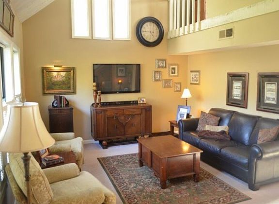 3rd image of 705 Applewood Ln