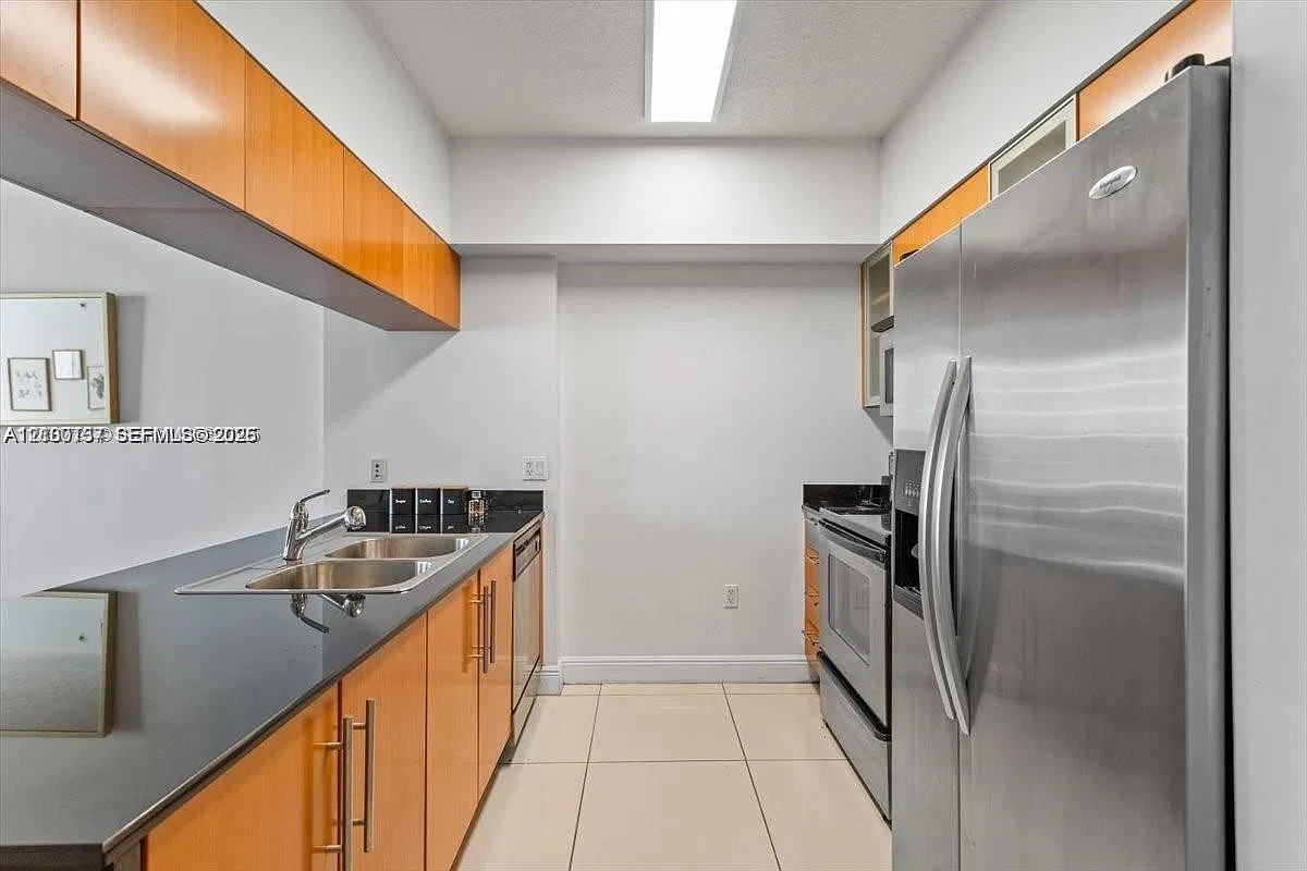 Opera Tower Condo — Photo 2
