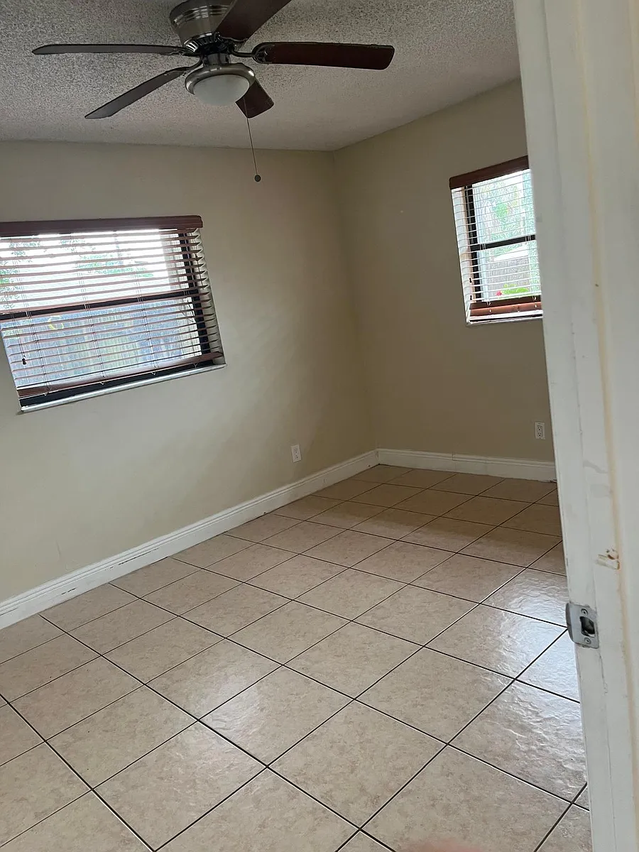 Building Photo - 6131 SW 42nd Pl #1-2