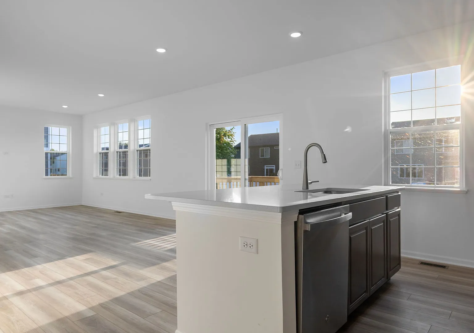 3 bed, 2.5 bath, 2074 sqft, $3,700 — Photo 3