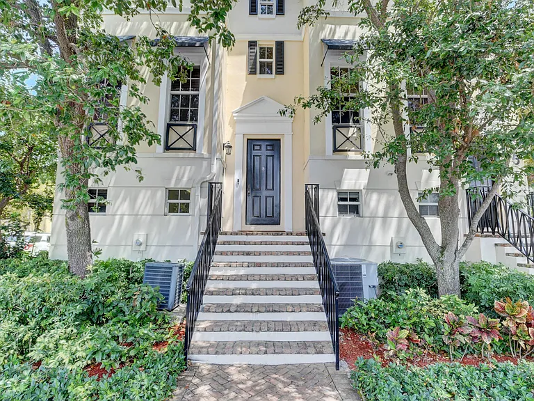 75 NE 5th Ave NE #U — Photo 1