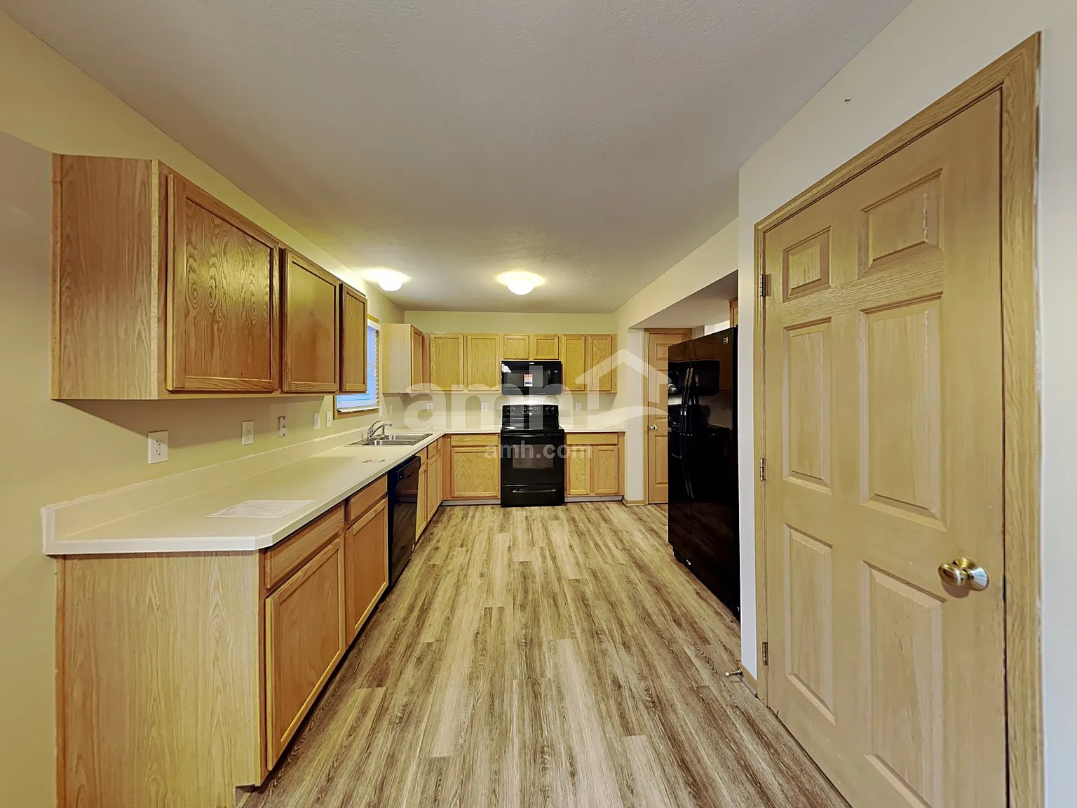 4 bed, 2.5 bath, 1799 sqft, $2,575 — Photo 3