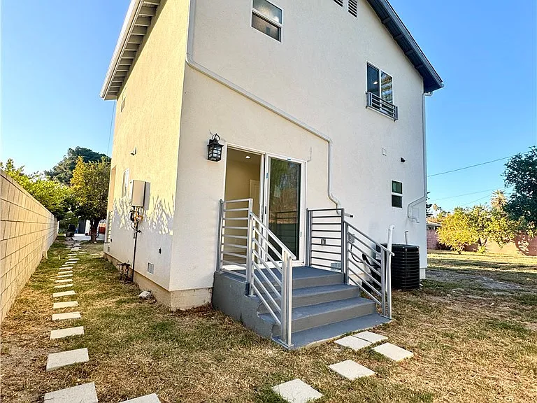 9318 Encino Ave — Photo 30