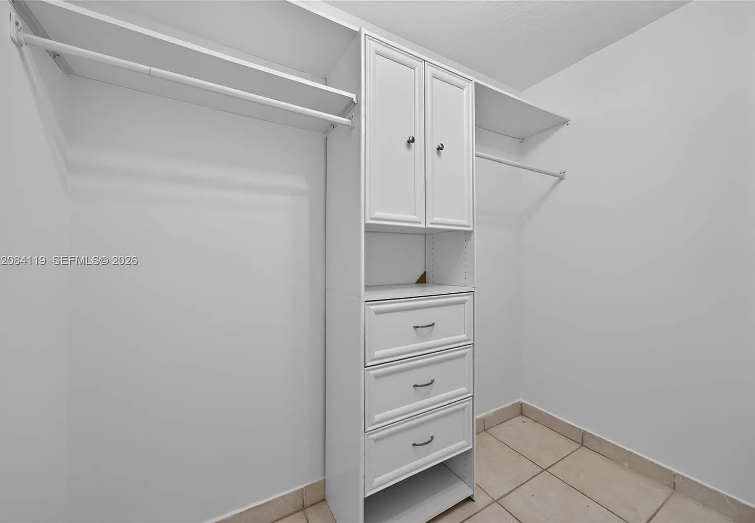 4 bed, 2658 sqft, $4,000 — Photo 2