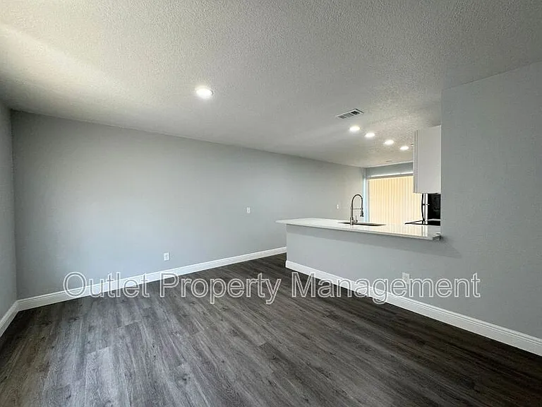 440 S Hill Ave — Photo 3