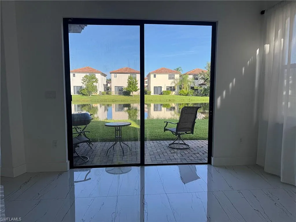 3 bed, 2.5 bath, 1837 sqft, $2,100 — Photo 2