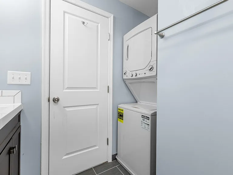 Washer / Dryer in bathroom