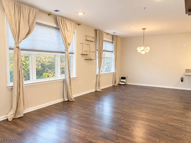 3 bed, 3.0 bath, 2042 sqft, $4,200 — Photo 4
