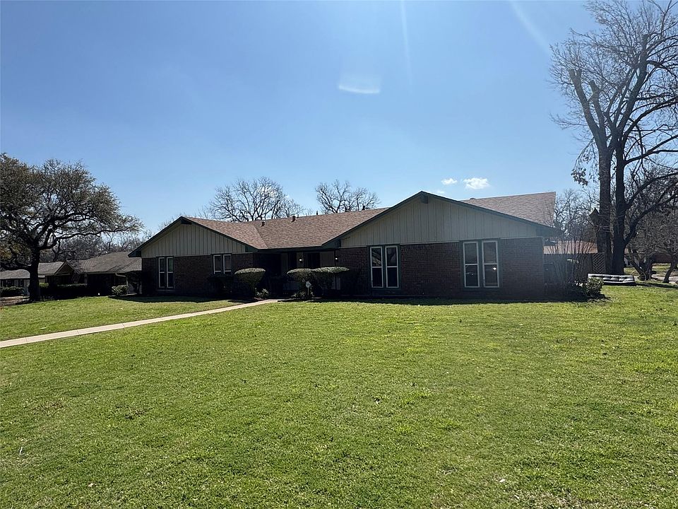 1st image of 2600 Briarwood Dr