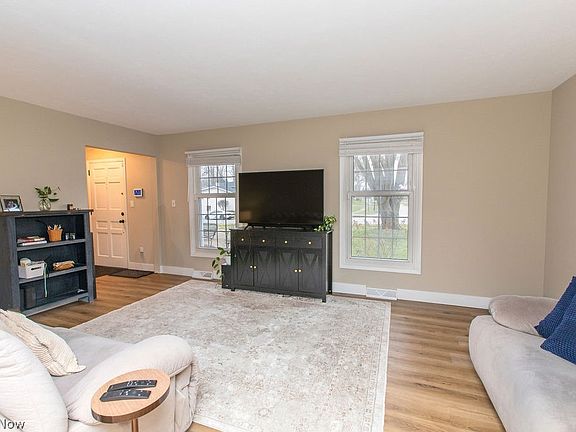 5th image of 28469 Windsor Dr