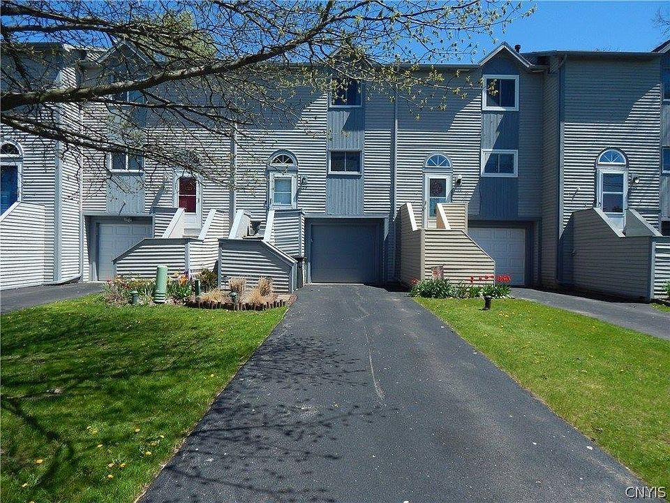 1st image of 104 Iron Oak Cir