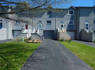 104 Iron Oak Cir, Liverpool, NY