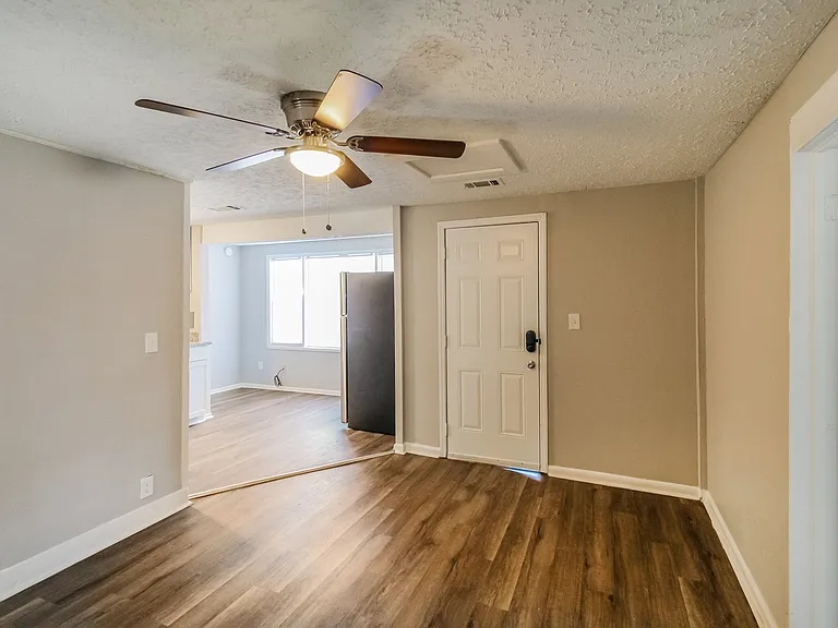 1871776_018_living_room_13585813.jpg