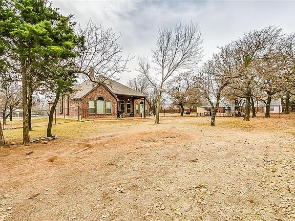 3rd image of 1501 Royalwood Cir