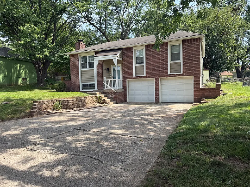 1016 NW Oxford Dr