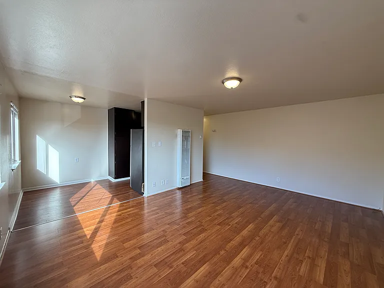 734 E 20th St #7 — Photo 2