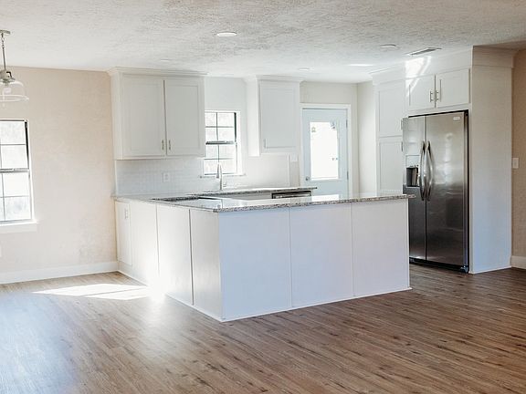4th image of 405 E