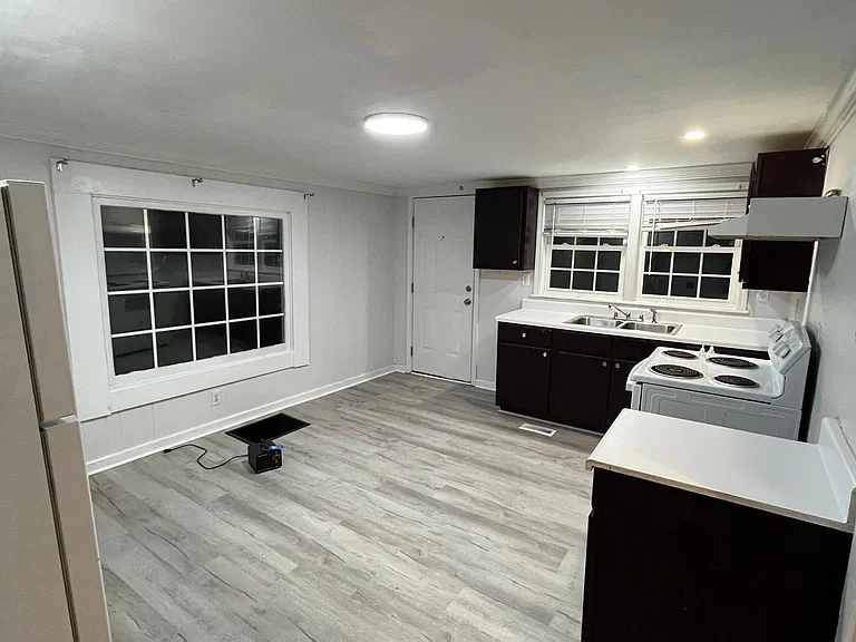 409 W Graham St — Photo 3