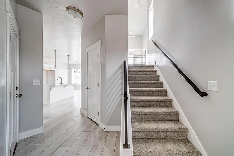 4 bed, 3.5 bath, 2300 sqft, $500 — Photo 2