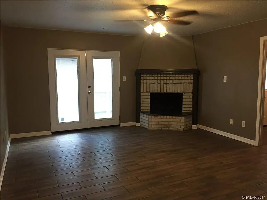 2 bed, 2.5 bath, 1150 sqft, $1,300 — Photo 2
