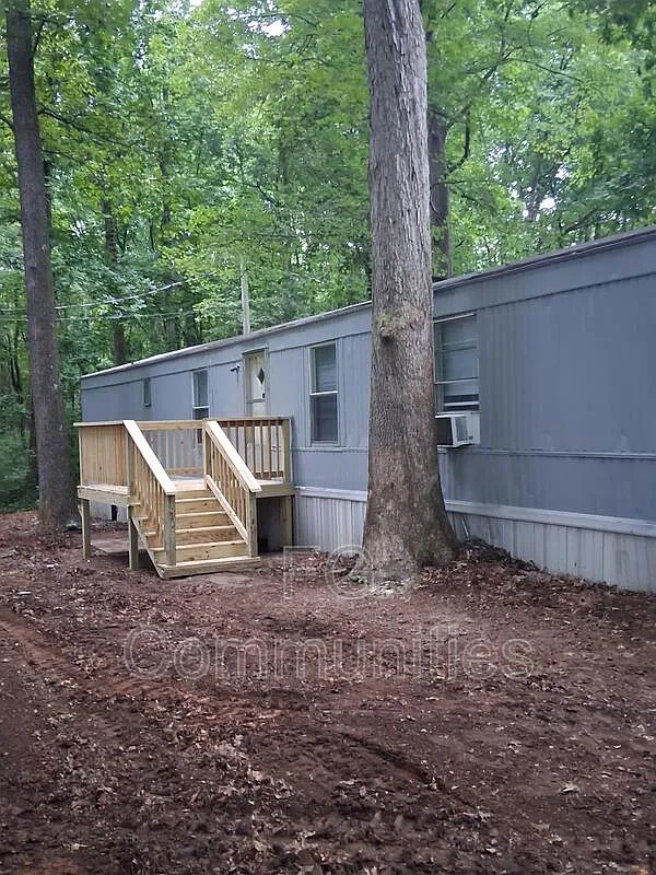 3 bed, 2.0 bath, $1,050 — Photo 1
