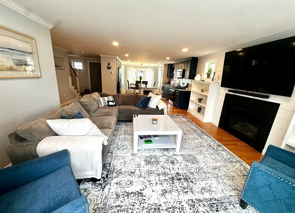 2 bed, 2.5 bath, 1803 sqft, $3,900 — Photo 2