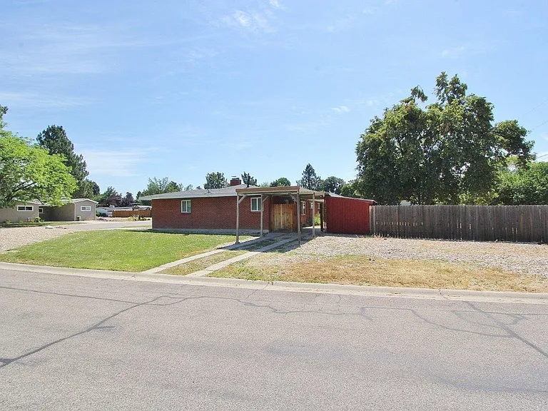 4011 W Greenbrier Dr — Photo 2
