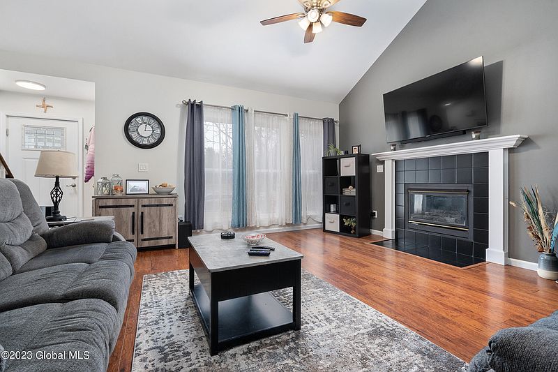 4th image of 206 Meadowlark Drive