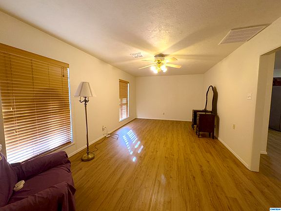 3rd image of 901 E 40th St