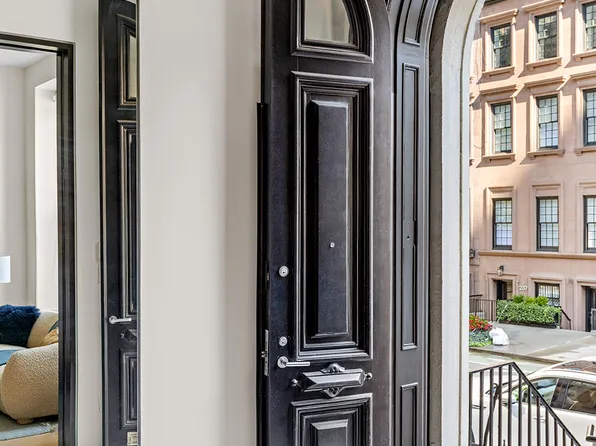 240 East 61st Street image 8 of 24