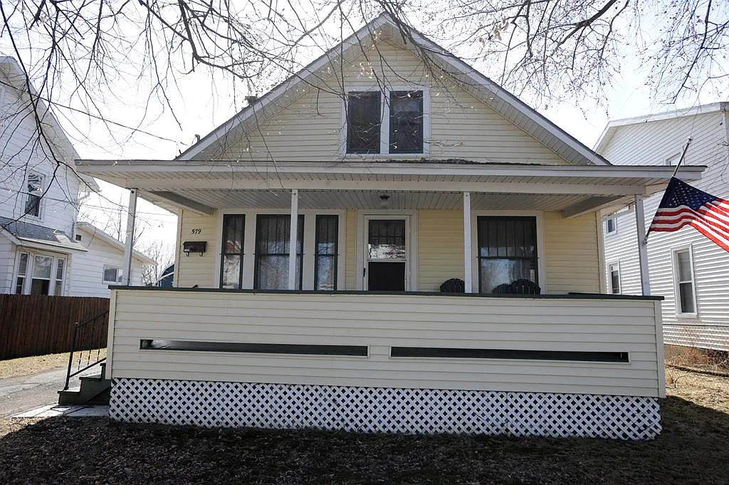 579 Thompson St photo 1