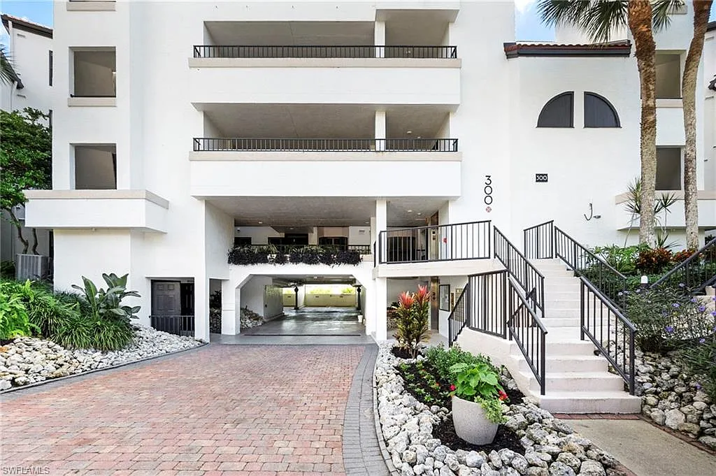 Building Photo - 305 La Peninsula Blvd #305