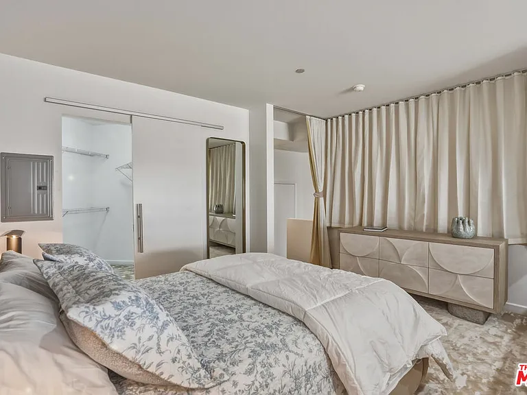 1100 Wilshire Blvd #2604 — Photo 25