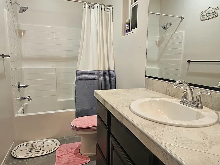 Full Bathroom 1 - for guests only
