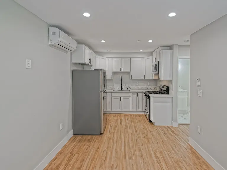 1923 Vanderbilt Ln — Photo 2