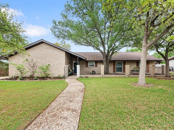 2512 Towering Oaks Dr, Bryan, TX 77802