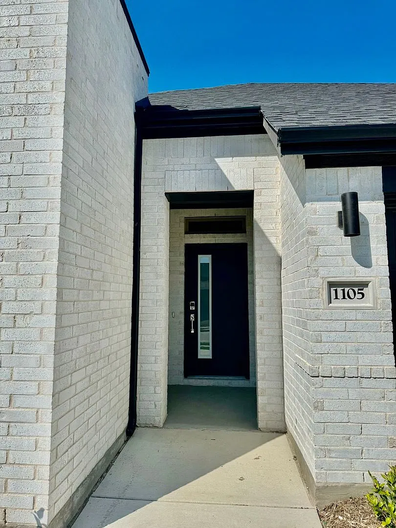 1105 Mahogany Dr — Photo 2
