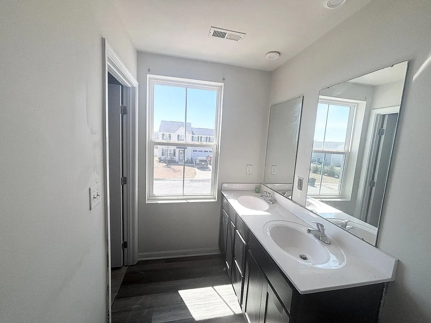 Room in 4 Bedroom Home at Browband St — Photo 4