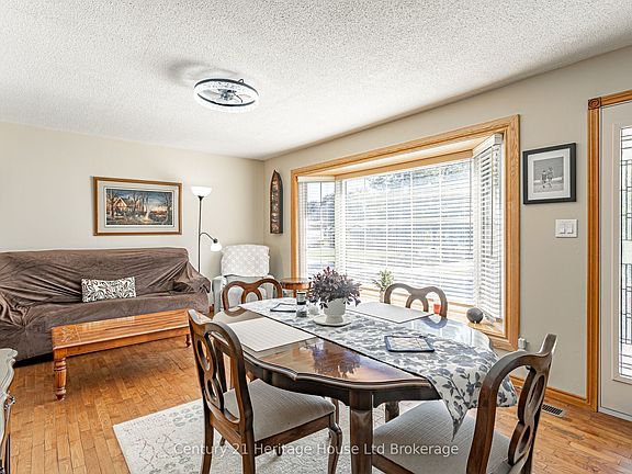 4th image of 694 Queen St