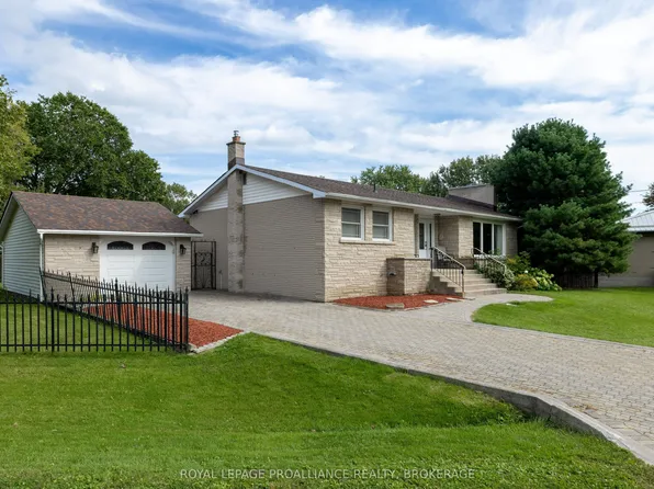 424 Maple Ridge Dr, Kingston, ON K7M 5P3
