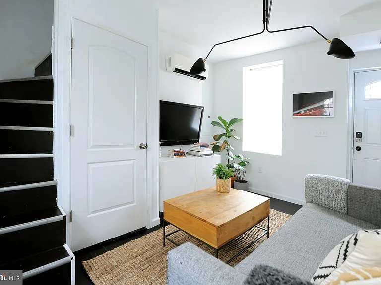 1107 N Lee St — Photo 2