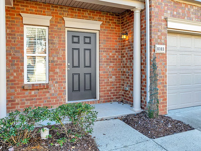 8103 Valley Oak Dr — Photo 2