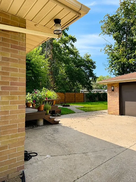 4 bed, 1800 sqft, $2,700 — Photo 3