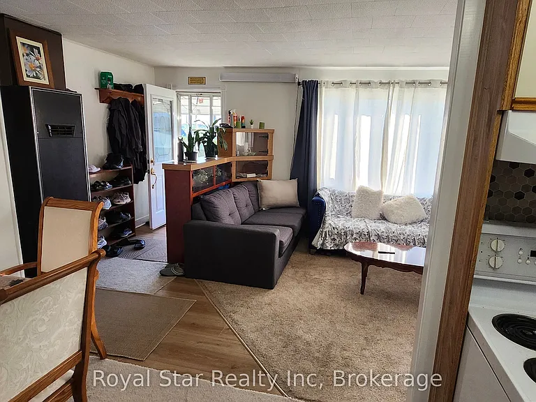 85 Cityview Dr N — Photo 3