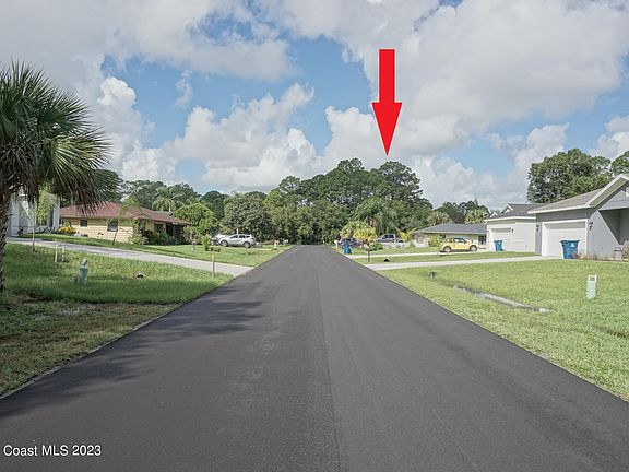 3rd image of 576 Carpenter Ave NW