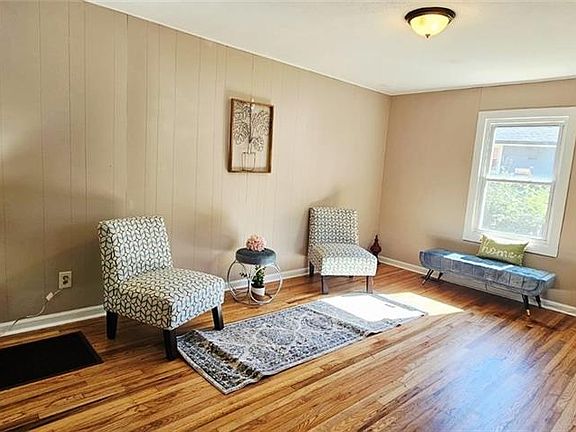 3rd image of 425 Francis Cir SW
